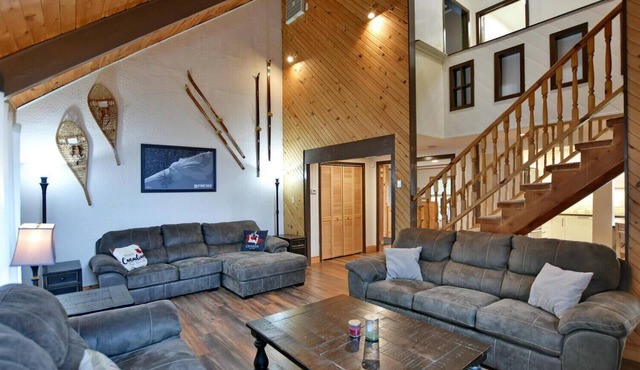 Fully equipped Blue Mountain Chalet with outdoor hot tub
