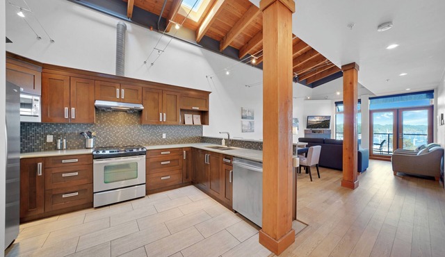 Full Condo with King & Queen beds - full kitchens on Salt Spring Island.