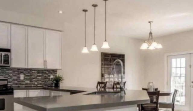 Full house 6 bedrms, 7 beds, 3 bath Airport