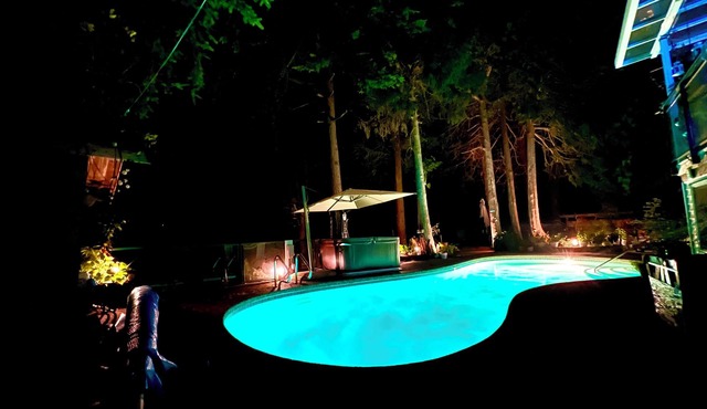 Fully AirConditioned Resort Style home living w/Hottub,outdoor shower and pool.