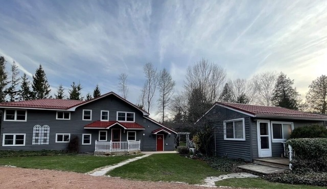 Fully Renovated Cozy Cottage, 1 minute walk to beach, park, trails, & splash pad