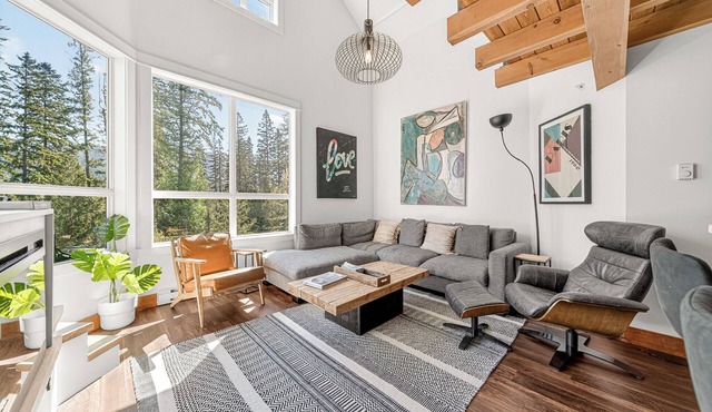 Fully Renovated Penthouse Loft w/Bike Storage and Central Air Conditioning