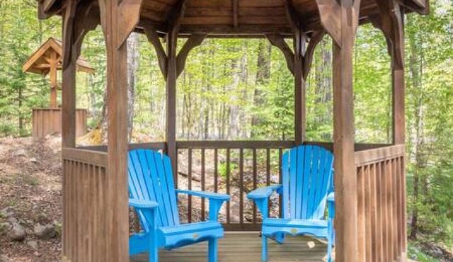 Fun, Relaxing Cottage w Hot Tub, Sauna & Fast Wifi