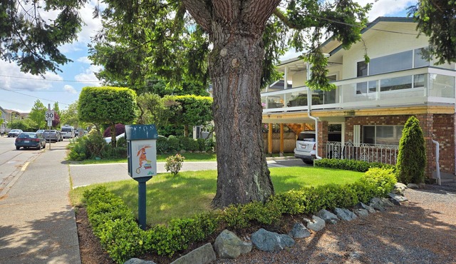 Furnished 1900sf 3bedr house in downtown Sidney one block from Ocean and shops