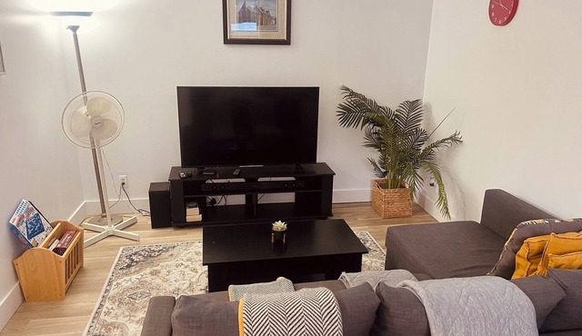 Gem in Da Pearl - Cozy, Clean 2 Bedroom Basement Apartment. 1 Queen & 2 Dbl Beds