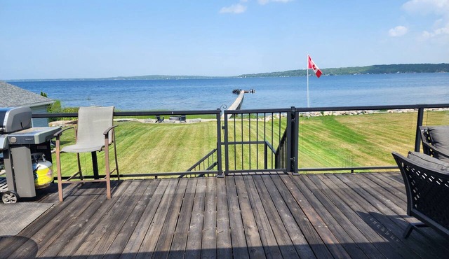 Georgian Bay 5 bedroom waterfront , large deck .Quiet family neighbourhood.