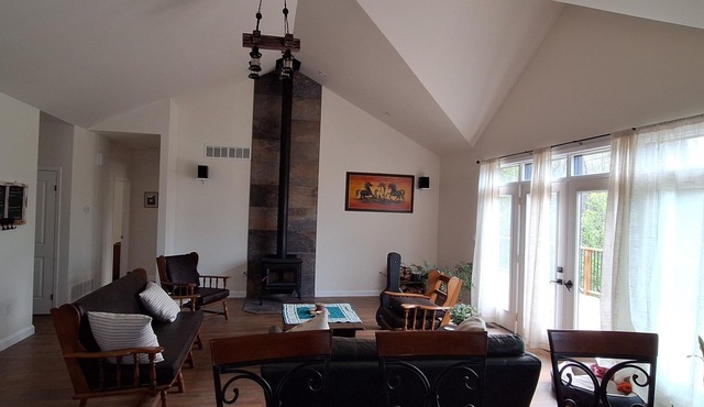 Georgian Bay Escape Cottage in Meaford. Cozy Sky cottage with fireplace.