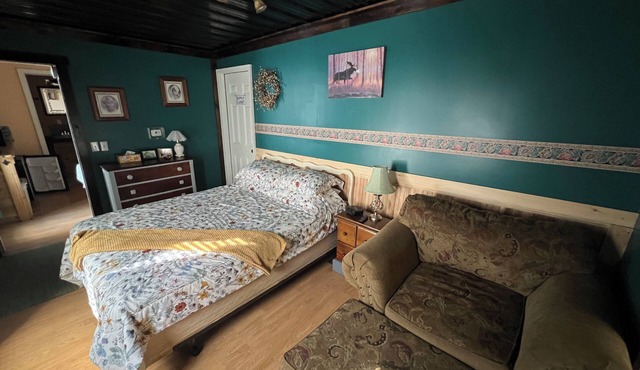 Getaway Mini-Suite With Pub Lounge on Site!