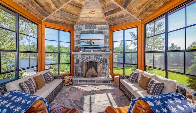 Glamorous Lakefront home in Pointe au Baril 6 Bed | 4 Bath | Hot Tub