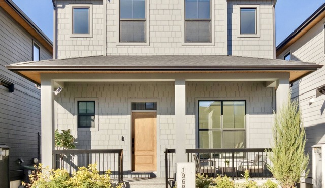 Glamorous, Luxurious & Brand New 4 Bedroom House, Near Vancouver, Pet Friendly