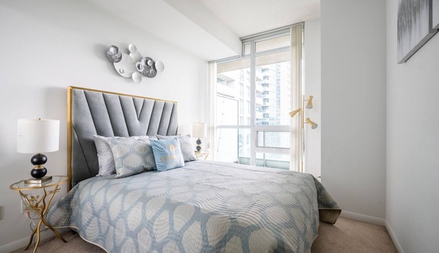 GLOBALSTAY. Bright 1Br+Den Unit in Downtown