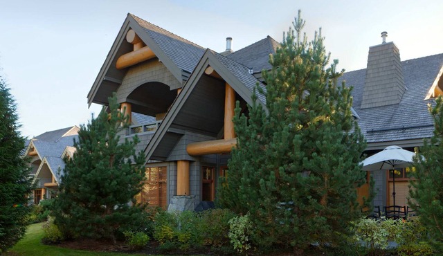 Golf course townhome w/deck & hot tub