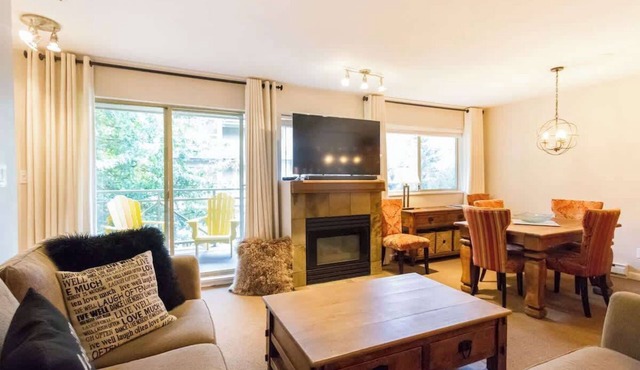 Gorgeous 2 Bed, Village location, Shared Hot Tub
