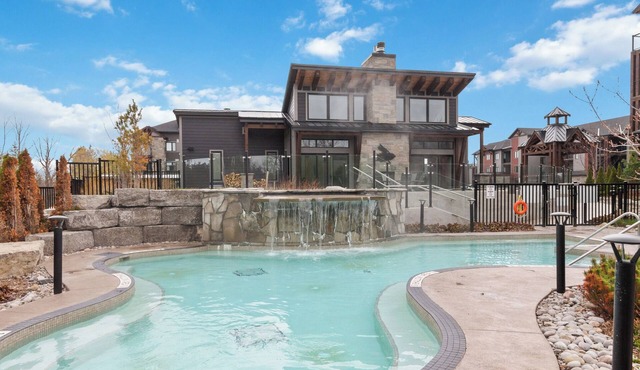 Gorgeous 2br condo in Blue Mountain w/pool - beside the Scandinavian Spa!