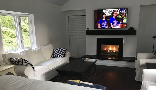 Gorgeous rental home on Street across from Georgian Bay - Hot Tub - views