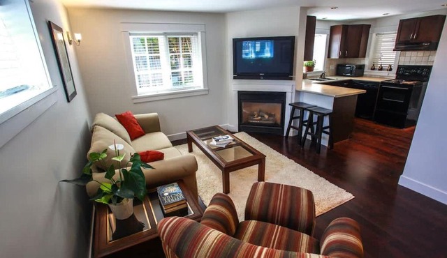 Grand Boulevard Retreat- quiet suite in North Vanc