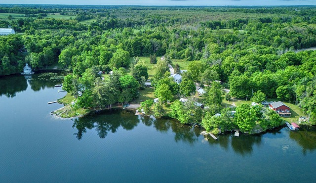 Grand Cottage on Sydenham Lake