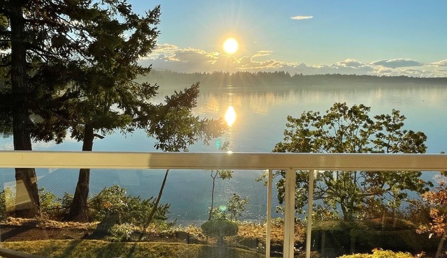 Grandview Ocean Retreat. 2 bedroom/2 bathroom with beautiful sunset/ocean views