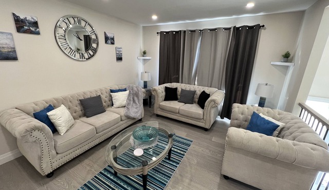 Great cottage for Family and Friends with hot tub in Prime location in Kitchener