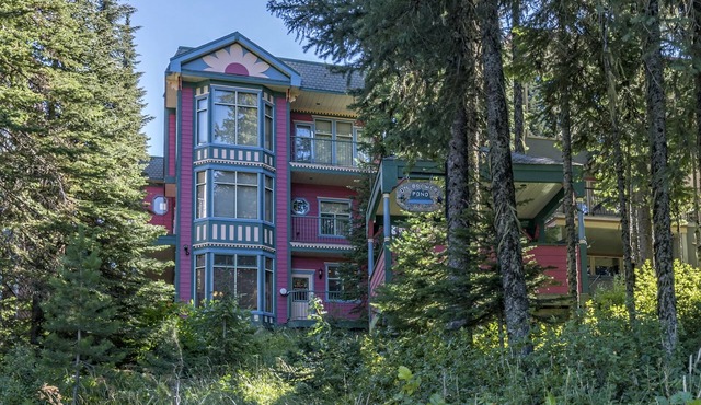 Great location near village, bike storage, Semi-Private- Hot Tub, Dog Friendly
