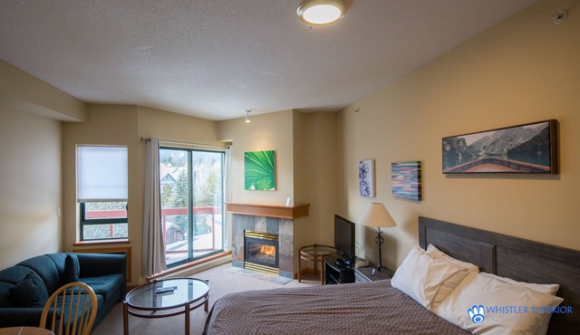 Great Value Village Condo, Close to Everything, Hot Tub Access, Free Parking