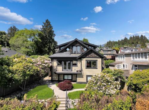 Great West Vancouver house with hot tub, across from beach & 10 mn to Downtown Vancouver