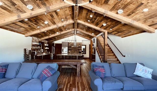 Green Giant A - Luxury mountain retreat 6 bdr, ski in/out, 9 pers hot tub,