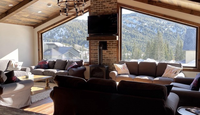 Green Giant B - Luxury mountain retreat 6 bedroom, ski in/out, 9 person hot tub