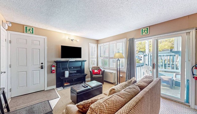 Ground Level Studio with Pool, Hot Tub, Tennis!