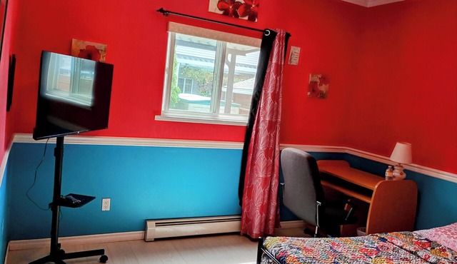 Guest Bedroom Rm #2/Private Bathroom Main Floor area Shared Living Space