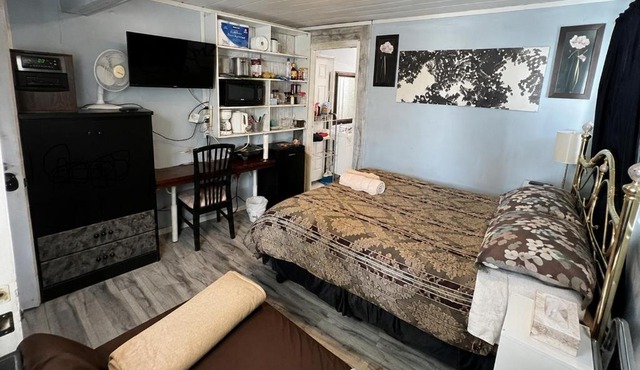 Guest Suite Private Retreat for 2 Guests With AC - 4 Units Available
