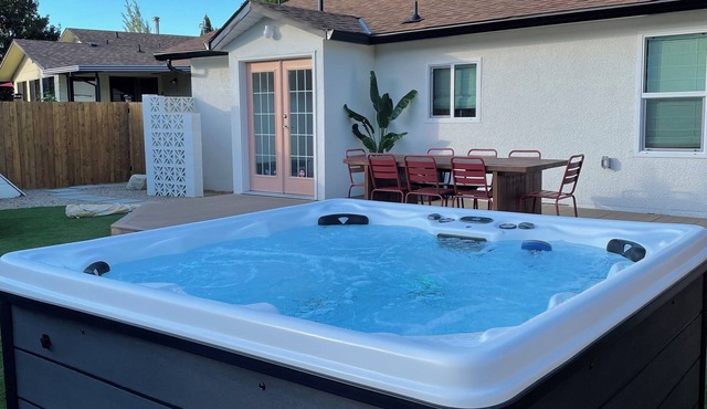 Gyro Beach home, Okanagan lake, HOT TUB, fire pit, outdoor shower. 3 bedrooms.