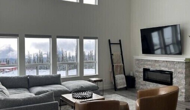 Happy Valley penthouse 3 bed chalet, ski in and out, pet friendly