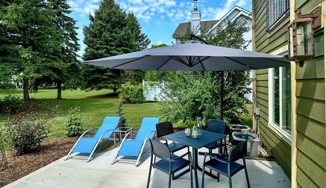 Happy Valley Spacious Family Townhome.Dog Friendly.Minutes to Blue Mountain