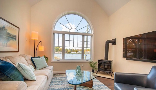 Hastings Haven-Spacious house, waterfront view, public beach, hot tub, & kayaks!