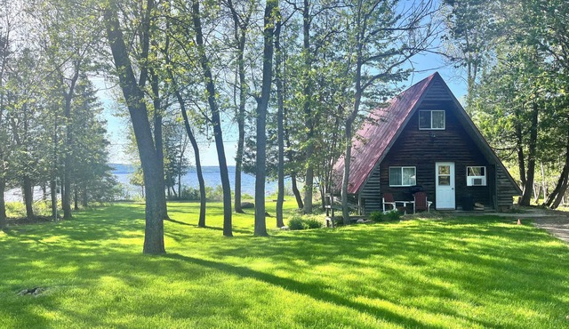 Hawberry Haven - Waterfront, Private Sandy Beach on Mudge Bay, Kagawong