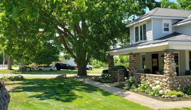 Heart of the Wine Region. Farm House 3 bedroom 3 bathroom, . Spacious.
