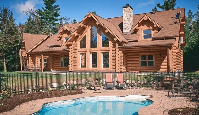 Heated Pool & Sauna Log Home with Lake Access