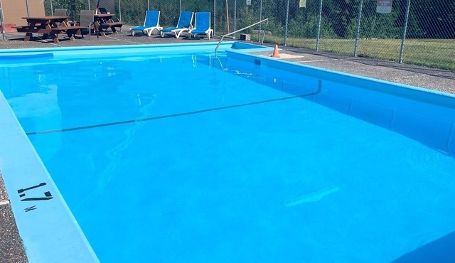 Hemlock Haven | Pool, Hot tub, Sauna, Wi-Fi, BBQ, Games Room, 2Queen, Ski-in/out