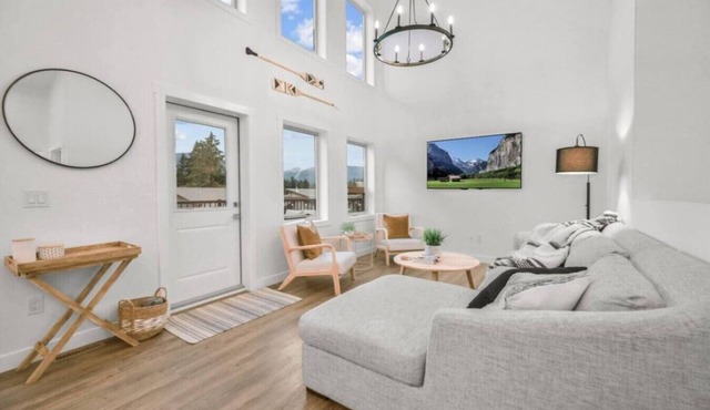 Hideaways| Mins to Lake| King Bed |Dbl Garage| AC