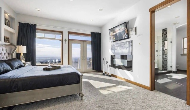 High-End Designer Getaway ~ Views ~ Cinema ~ Games