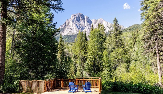 High-end wood crafted cabins with stunning mountain views. Off grid & offline