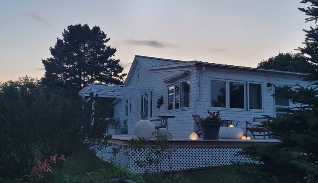 Hill House is a seaside cottage, 25 min from downtown Halifax. Fully Winterized