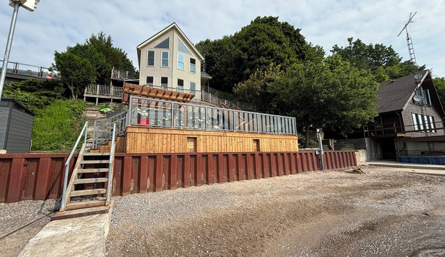 - Hillside Shores Cottage – Scenic Decks, Cozy Vibes & Private Owned Beach