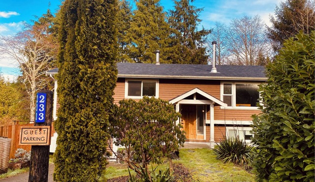 Hilltop Cottage w/Sauna - 3-bedroom home with sauna & heated outdoor shower!