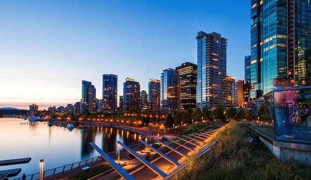 Hip Luxury Apartment - Best Downtown Location!