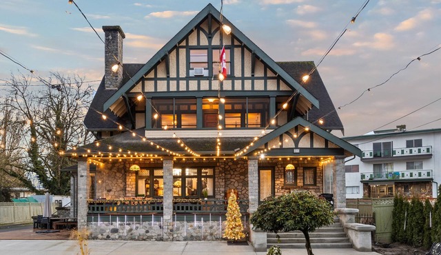 Historical Tudor House—5 mins walk to Downtown core of Chilliwack, pet friendly!