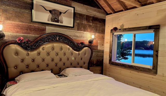 HK’S Love Den (Premium Lakefront View~ Muskoka Lake Cottages #1)