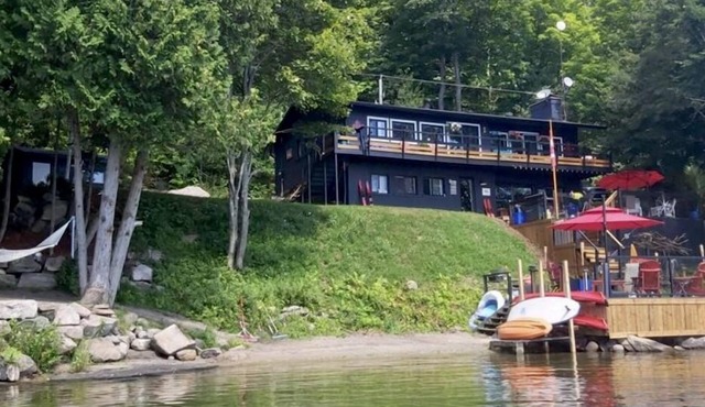 Hot Tub. Lake Toys. Pool Table, Ping Pong Table & all Amenities Inc.