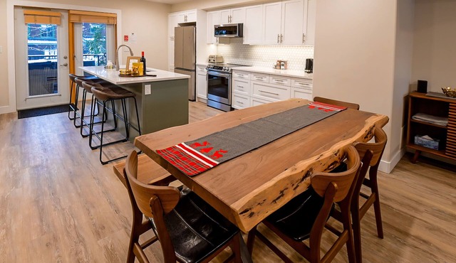 Hot tub | Open-Plan | Newly Renovated | Air-Conditioning